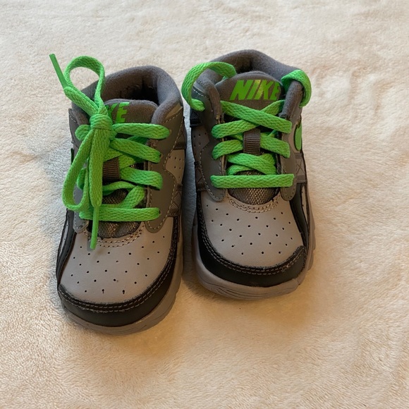 Toddler Nike Running Shoes - Picture 2 of 4